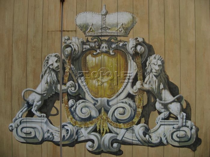 Everland parade gate-.JPG